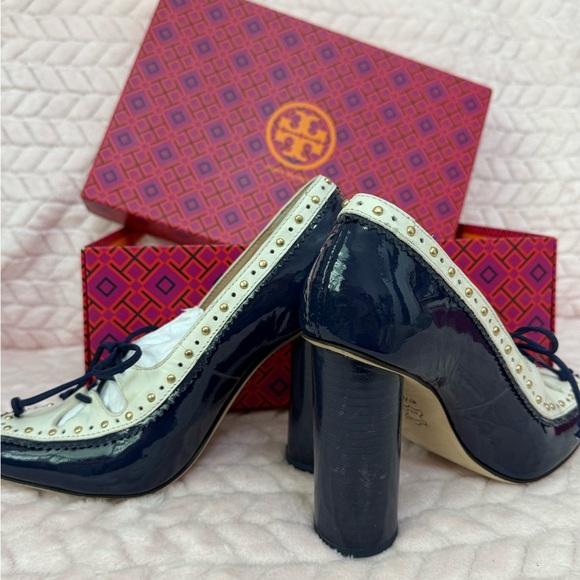 Beautiful Tory Burch navy/ivory Cambridge pump 6.5. - Picture 9 of 13